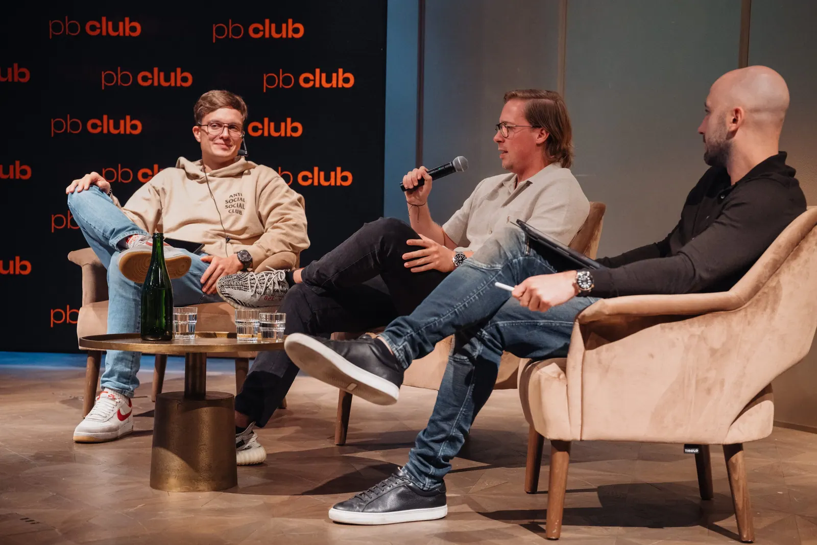 Dawid i Daniel w panelu z gościem na scenie PB Club Spotlight