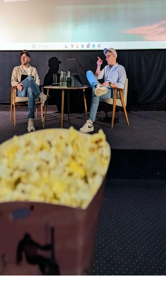 Dawid i Daniel na scenie podczas nagrania Podcastu Biznesowego na żywo